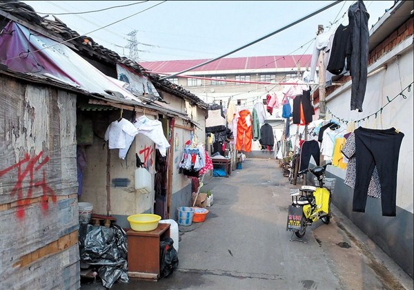 A slum neighborhood on Zhongyi Road in Minhang District. Many such villages have become havens for crime. — Ma Yue 
