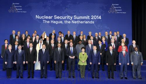 COLLECTIVE CONSENSUS: World leaders pose for a group photo during the Third Nuclear Security Summit in The Hague, the Netherlands, on March 25 (ZHANG DUO)