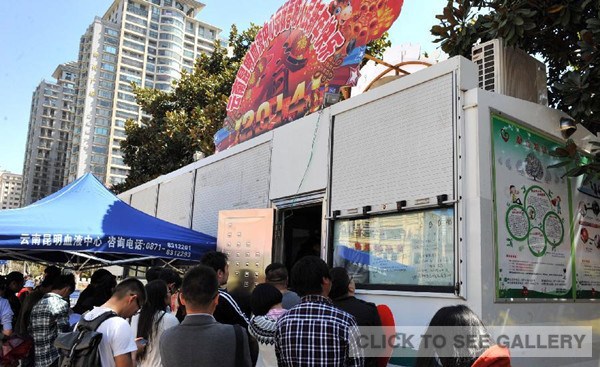 Volunteers wait to donate blood at a mobile blood collection station in Kunming, capital of southwest China's Yunnan Province, March 2, 2014. 