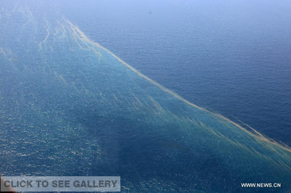 Photo taken on March 9, 2014 shows an aerial view of an oil slick seen from a Vietnamese military helicopter at the search area for the missing Malaysian Airlines flight about 300 kilometers southwest of Ca Mau Cape, Vietnam, March 9, 2014.