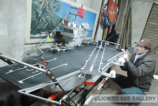 A man in Hubei province has made a two-meter-long miniature aircraft carrier which can carry and deploy model planes. (Photo source: chinanews.com) 