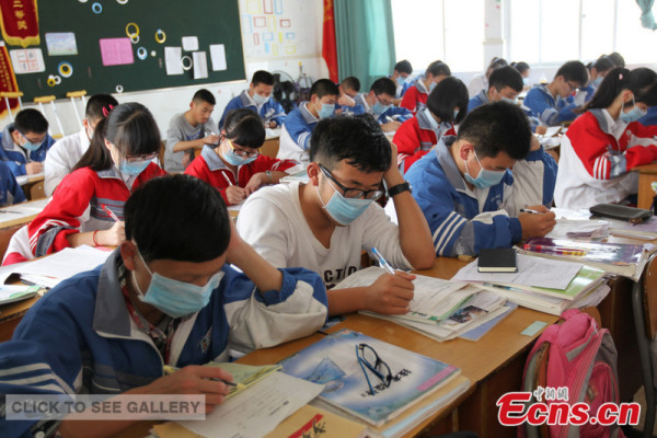 A class of students at Pingyang Middle School, Wenzhou, Zhejiang province, wear masks to protect themselves from the smell of factories surrounding the school.