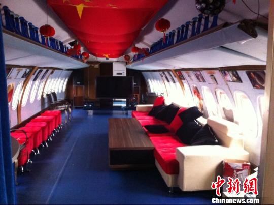 An interior view of the plane which is for sale to free up space outside a shopping mall in Zhuhai. [Photo/chinanews.com]