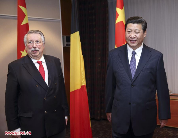 Chinese President Xi Jinping (R) meets with Andre Flahaut, president of the Belgian Chamber of Representatives, in Brussels, Belgium, March 31, 2014. (Xinhua/Lan Hongguang)