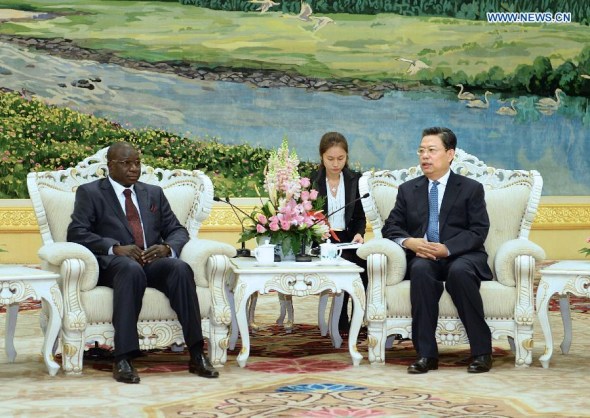 Zhao Leji (R), a member of the Political Bureau of the Communist Party of China (CPC) Central Committee and head of the Organization Department of the CPC Central Committee, meets with a delegation headed by Bokary Treta, General Secretary of Rally for Mali, in Beijing, capital of China, March 31, 2014. (Xinhua/Li Tao)