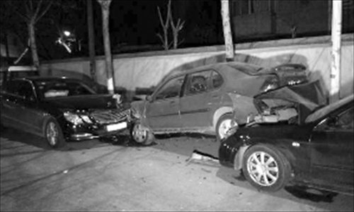 The scene of an alleged hit-and-run accident where a Mercedez-Benz (left) crashed into a parked vehicle in Nanjing, Jiangsu province on early March 31. Photos: Modern Express