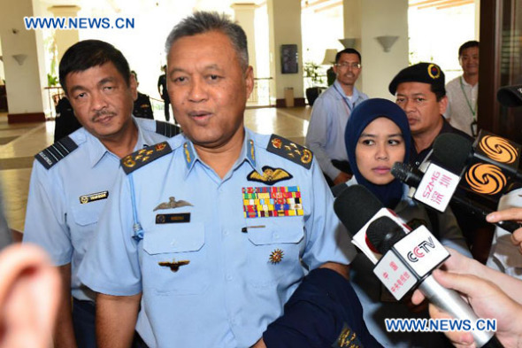 The chief of the Malaysian air force Rodzali Daud speaks to the media in a hotel, 40 km from Kuala Lumpur, Selangor, Malaysia, April 2, 2014. (Xinhua/Chong Voon Chung)