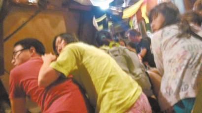 Tourists get down when hearing the shots around 10:30 pm, April 2, 2014, Beijing Time. [Photo: West China City Daily]