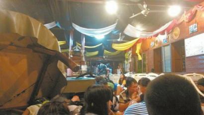 Tourists gather in the hall after Philippine rebels leave. [Photo: West China City Daily]