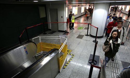 Authorities cordon off an escalator that malfunctioned Wednesday at Jing'an Temple Station, leaving 13 people injured. Photo: Cai Xianmin/GT