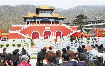 The 10th Panshan Temple Fair has opened at the popular sightseeing site in Tianjin