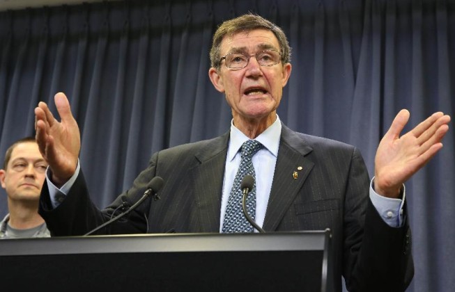 Angus Houston, head of the Joint Agency Coordination Center (JACC), speak at a press conference held in Perth, Australia, April 6, 2014.  (Xinhua/Xu Yanyan)