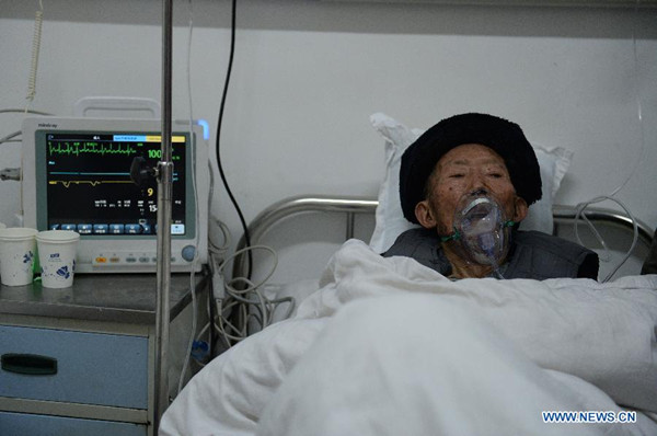 A victim receives treatment at a hospital in Yongshan County, southwest China's Yunnan Province, April 5, 2014. At least 25 people were injured and 21,000 relocated when a 5.3-magnitude earthquake stuck Yongshan early on Saturday. (Xinhua/Hu Chao)