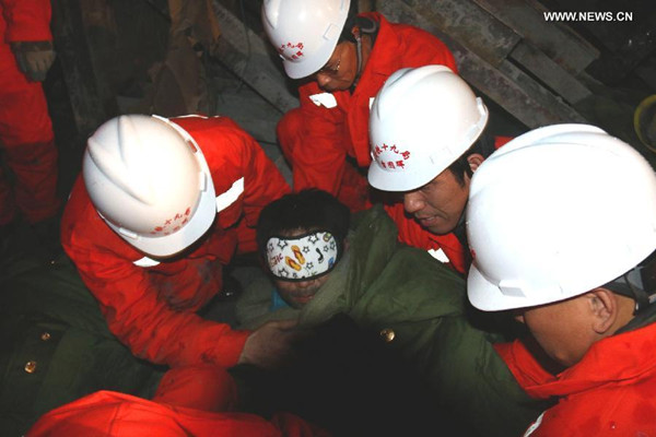 Rescuers carry a trapped worker out of a collapsed railway tunnel in Hunchun, northeast China's Jilin Province, April 5, 2014. A tunnel of the Jilin-Hunchun High-Speed Railway, which is under construction, collapsed at around 2:00 a.m. Wednesday, leaving 12 workers trapped. All of the 12 workers have been rescued by 3:30 p.m. Saturday. (Xinhua/Lin Hong) 