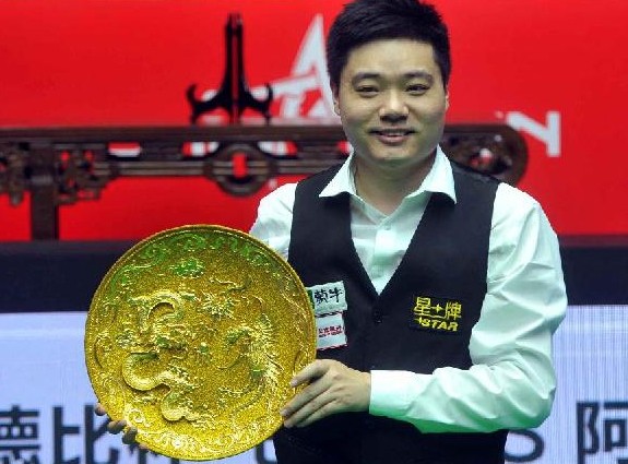 Ding Junhui holds the trophy during the awarding ceremony after the final between Ding Junhui of China and Neil Robertson of Australia at the China Open snooker tournament in Beijing, China, April 6, 2014. Ding claimed the title by winning 10-5. (Xinhua/Gong Lei)