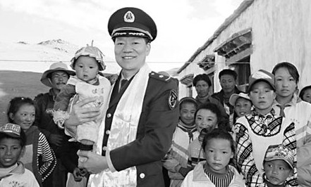 Over the past two years, Zhang Weida has traveled several times to remote Tibetan counties and Lhasa, the region's capital, to give free medical checks to about 20,000 children. Provided to China Daily  