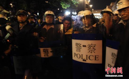 A file photo shows Taiwan's police try to prevent students from entering the administrative authority building in Taipei on Sunday night. (Photo/ Chinanews.com)