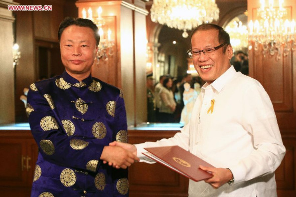 Zhao Jianhua (L), Chinese ambassador to the Philippines, presents the letter of credence to Philippine President Benigno Simeon Aquino III in Manila April 8, 2014. (Xinhua/Rouelle Umali)