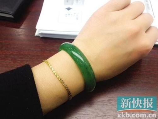The 27-year-old woman who has worn a jade bracelet for 12 years without taking it off is now seeking solutions online to remove it from her wrist. --New Express Daily