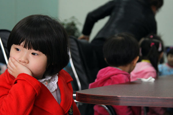 Children from Litian Kindergarten in Lanzhou, Gansu province, undergo medical checks after allegations that members of staff gave students prescription drugs without parental permission or medical authorization. DING KAI / FOR CHINA DAILY