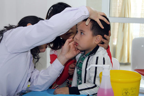 Children from Litian Kindergarten in Lanzhou, Gansu province, undergo medical checks after allegations that members of staff gave students prescription drugs without parental permission or medical authorization. DING KAI / FOR CHINA DAILY 