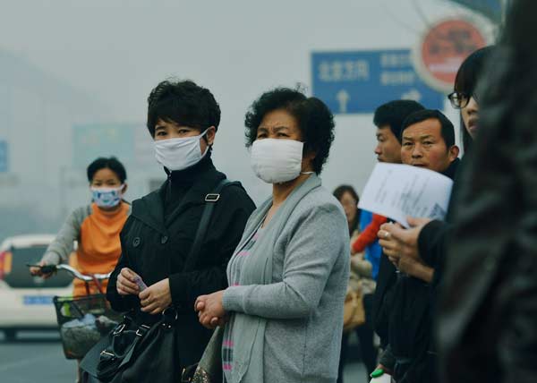 People wear masks on a smoggy morning in Langfang, Hebei province. Air pollution is now a big concern with the increasing rate of lung cancer. [Photo provided to China Daily]