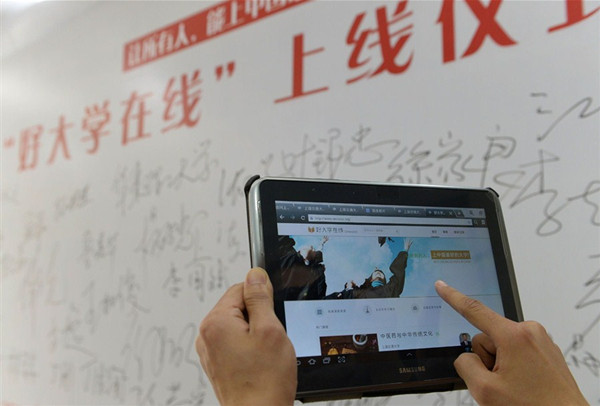 A student watches a video lecture via the MOOC platform. - xinhua 