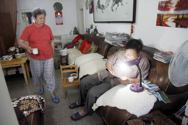 Hu Dehua, 67, and her husband Chen Fang at their home in Changsha, Hunan province. The couple lost their son through illness in June 2011. FU ZHIYONG / FOR CHINA DAILY 
