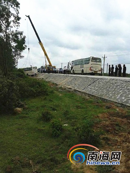 A bus (left) carrying dozens of primary school students flip over on its way to a scenic spot during a spring outing in Wenchang, Hainan province, on April 10, 2014. At least 8 students were killed in the accident. [Photo/hinews.cn]