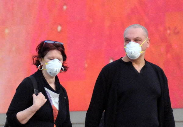 Foreign visitors in Beijing on March 25, when the city issued a yellow alert. WEN BAO / FOR CHINA DAILY 