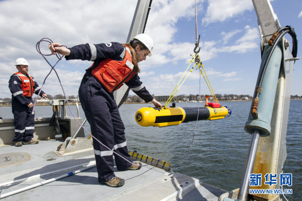 The Bluefin-21 autonomous underwater vehicle (AUV) is part of an additional search effort from the US Navy to locate the airliner, presumed to have crashed in the Southern Indian Ocean off the western coast of Australia. (Xinhua photo)