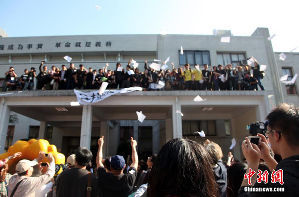 Student protesters are ready to exit Taiwan's legislative building on Thursday evening, ending their three-week occupation of the site prompted by controversy over a cross-Straits service pact. [Photo / Chinanews.com)