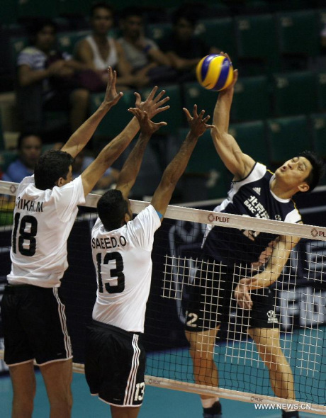 Wang Chen (R) of China spikes the ball during the preliminary round of the 2014 Asian Men's Club Volleyball Championship against the United Arab Emirates in Pasay City, the Philippines, April 10, 2014. China won 3-0. (Xinhua/Rouelle Umali) 