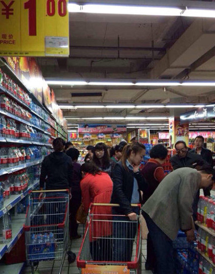 People snap up bottled water at a supermarket in Lanzhou, Gansu province, April 11, 2014. Tap water in downtown Lanzhou has been found to contain excessive levels of benzene. [Photo / Chinanews.com] 