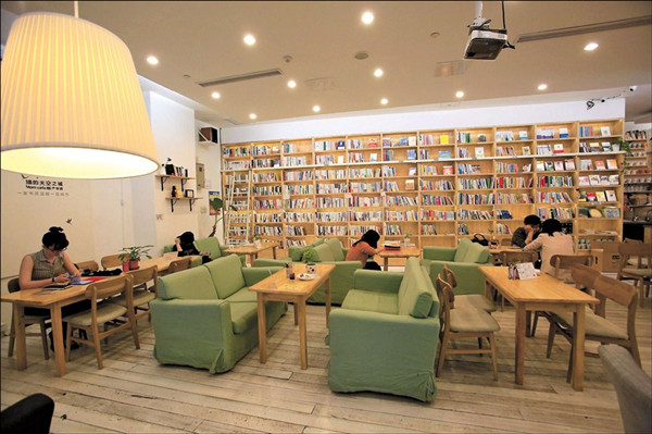 People relax at the Momi Cafe Bookstore outlet in Xintiandi yesterday. — Zhang Suoqing