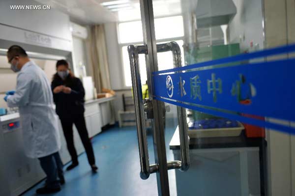 Staff members test water samples at Veolia Water, the sole water supplier for more than 2 million people in urban Lanzhou, capital of northwest China's Gansu Province, April 11, 2014. (Xinhua/Chen Bin)