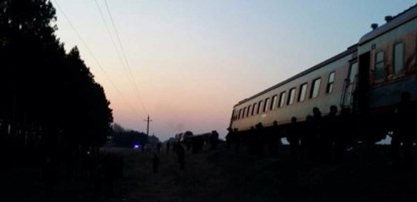 Fifteen people have been sent to hospital after a passenger train derailed in northeast China's Heilongjiang Province early Sunday morning.[Photo/dbw.cn]