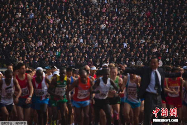 Spectators watch from the stands of Kim Il-sung Stadium as runners line up a the start of the Mangyongdae Prize International Marathon in Pyongyang, Democratic People's Republic of Korea, on Sunday, April 13, 2014.[Photo/icpress.cn]