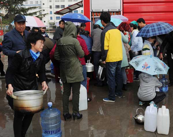 Residents line up to get water in Lanzhou, Gansu province, on Saturday. Experts and residents have raised questions over the delayed response and lack of timely information from authorities and the water supplier. Photo by Xue Chaohua / China Daily