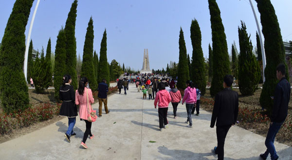 People pay their respects to the dead during this year's Qingming, or Tomb-Sweeping, Festival at Zhujiagang cemetery. Photos by You Zhongyuan / for China Daily