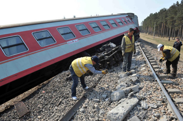 A passenger train stops on a track after derailing in Northeast China's Heilongjiang province, April 13, 2014.  [Photo/Xinhua]