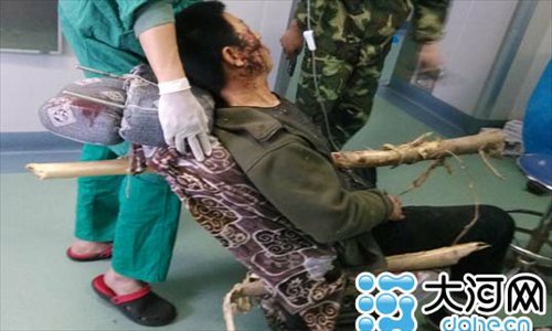Doctors attend to a truck driver who was impaled by a tree trunk during a collision in Kaifeng, Henan province on April 6. Photo: Dahe Daily
