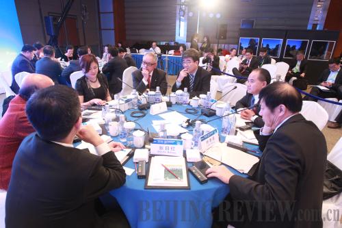 LIVELY DEBATE: Private entrepreneurs and scholars exchange views on deregulation and market opportunities at a roundtable discussion on the sidelines of the Boao Forum for Asia on April 9 (CFP)
