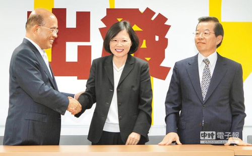 Tsai Ing-wen (C) shakes hands with the incumbent DPP chairman Su Tseng-chang (L) after Su and DPP heavyweight Hsieh Chang-ting (R) declare that they will drop out of the May election on Monday. (Photo / Chinatimes.com)