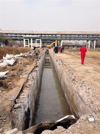 The construction of an erosion-resistant, iron and steel duct for Veolia Water began on Monday to replace the polluted one. [Photo / The Beijing News]