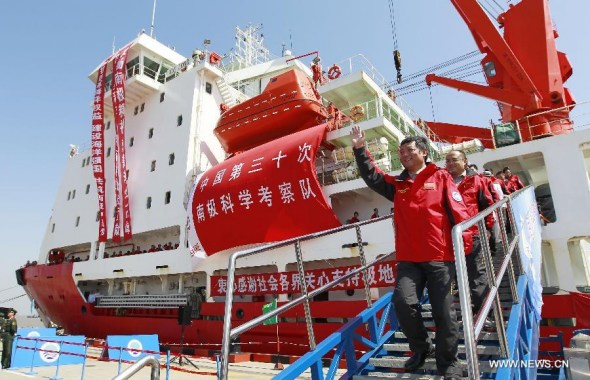 Liu Shunlin (Front), head of China's 30th scientific expedition mission, waves after returning to Shanghai, east China, April 15, 2014. Chinese research vessel and icebreaker Xuelong (Snow Dragon) returned to Shanghai on Tuesday, concluding the country's 160-day scientific expedition to Antarctica. (Xinhua/Pei Xin) 