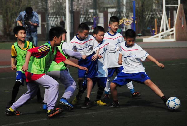 Boys play in a soccer tournament in Hongqiao district, Tianjin. The tournament kicked off on April 1 and involves more than 20 teams from primary and secondary schools in the district. Wang Chen / for China Daily