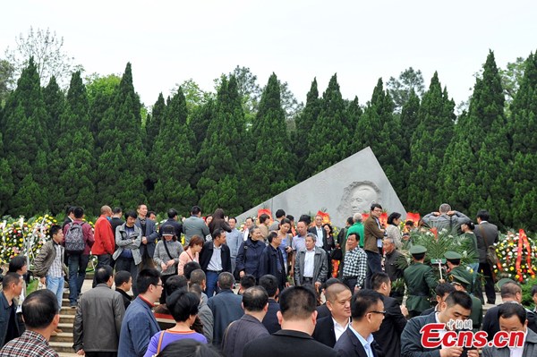 People visit late Party chief Hu Yaobang's tomb in Gongqingcheng in Jiangxi province on Tuesday, April 15, 2014. [Photo: China News Service/Liu Zhankun]