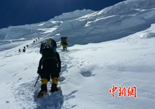File photo of an expedition team to Mount Qomolangma. Four members of the first ever private Chinese women expedition to Mount Everest (Qomolangma) kicked off Tuesday morning to fulfill their dream of conquering the world's highest peak from the south. [Photo/ China News Service]
