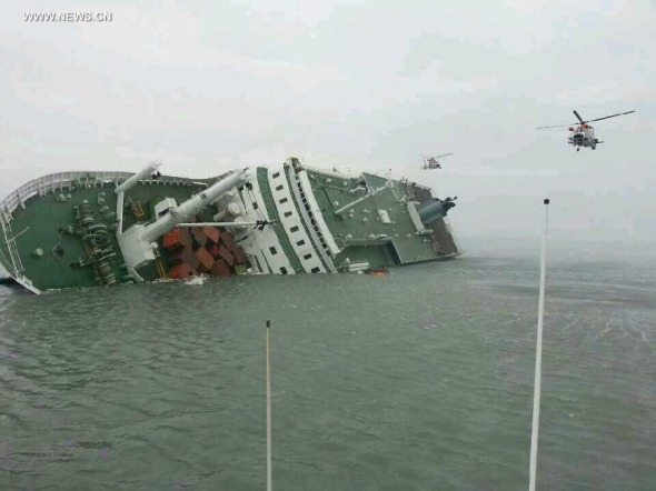 Helicopters fly above a sinking South Korean passenger ship in water off the southern coast in South Korea, April 16, 2014.(Xinhua/Newsis)